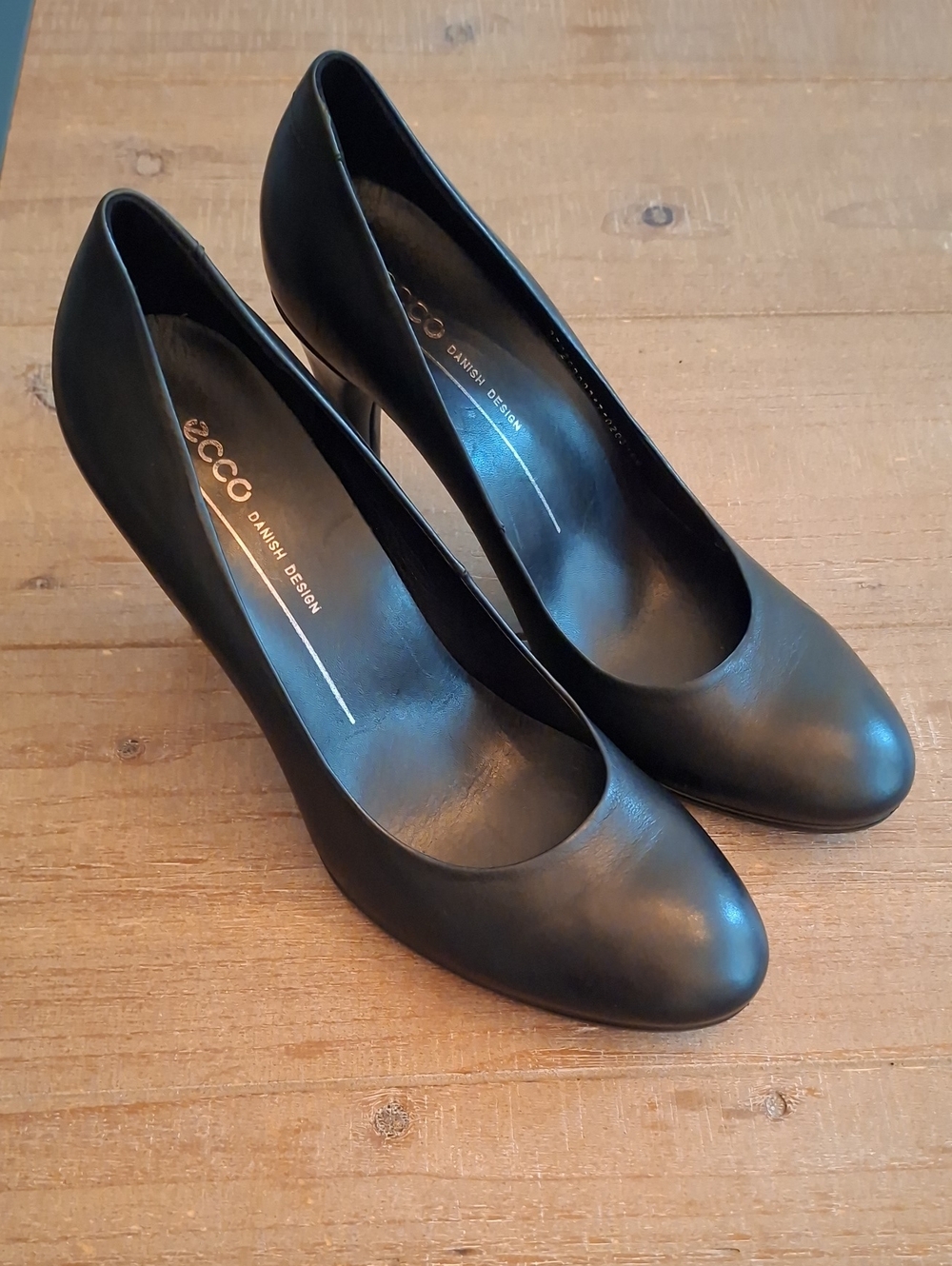 Ecco Quality Classic Black Neutral Everyday Almond-toe Leather Pumps (EU 37)